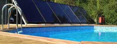 Swimming pool heated by solar collectors