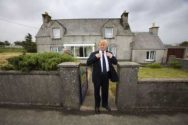 Trump poses in Scotland